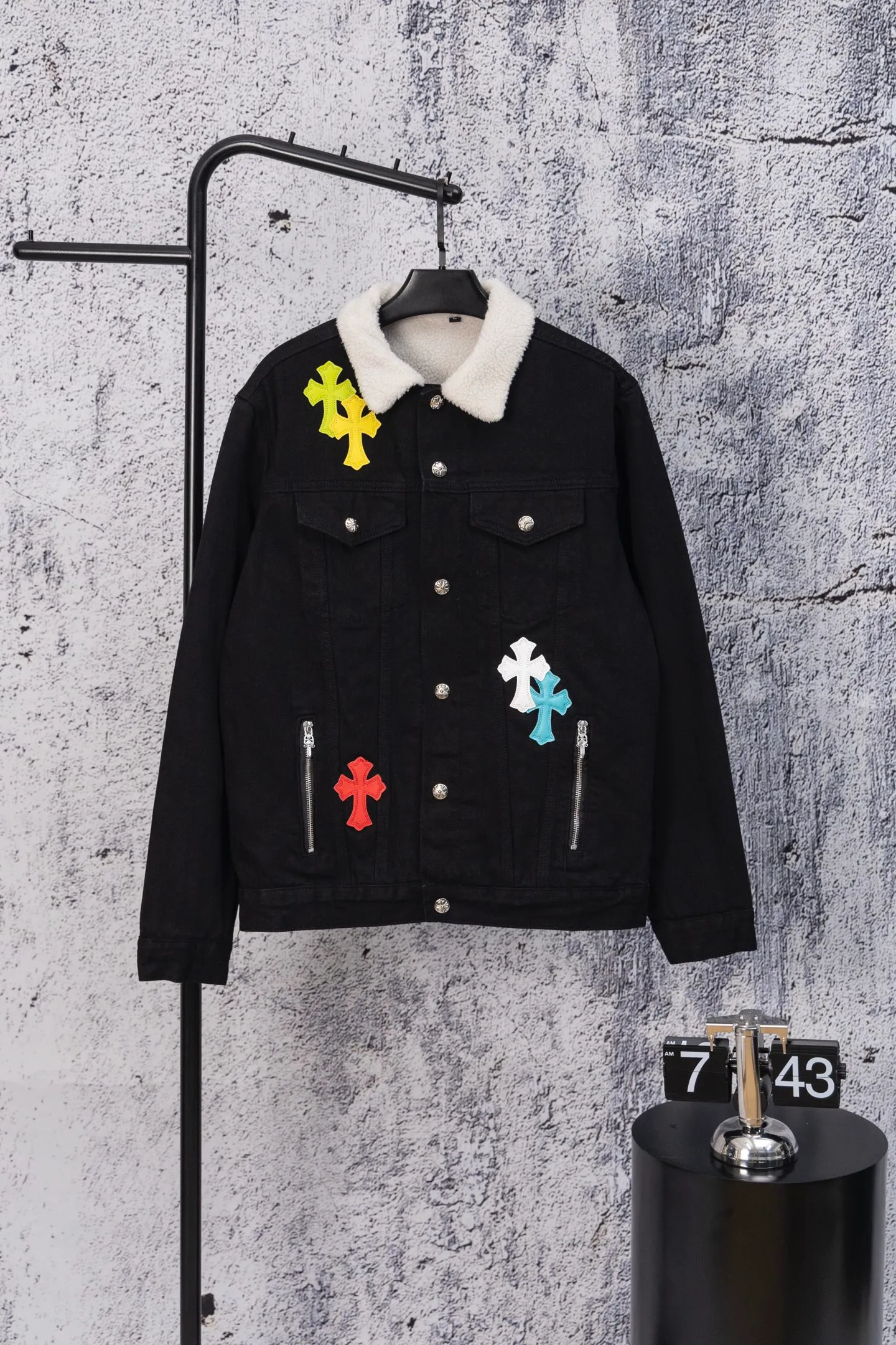 P330 ChromeHearts CH ChromeHearts Lamb Wool Collar Jacket Black Denim Jacket Colorful Cross Patchwork Leather Suede Lamb Wool Lining Fashionable and Personalized Super versatile and good-looking denim jacket Suitable for both men and women A must-have item Packaging Tag Collar Label Washed Wheat Complete Color: Black Size: S-XL